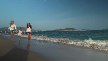 Beach, Güney Çin Denizi boyunca, Yalong Bay yavaş hareket hisse senedi görüntüleri video çalışan iki kızı ile mutlu anne