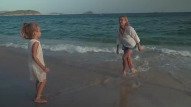 Mutlu anne ve kızları beach Güney Çin Denizi stok görüntüleri kum üzerinde video boya vardır