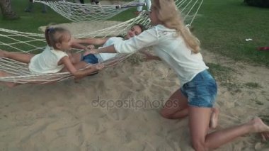 Mutlu anne kızları hamak yavaş hareket hisse senedi görüntüleri video sallıyor