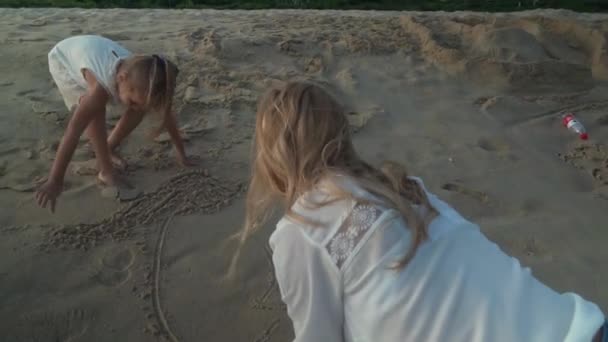Madre felice e le sue figlie stanno dipingendo sulla sabbia della spiaggia del Mar Cinese Meridionale stock footage video — Video Stock