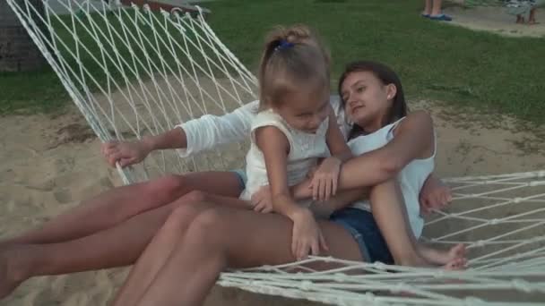 幸福的家庭情感上骑吊床素材视频 — 图库视频影像