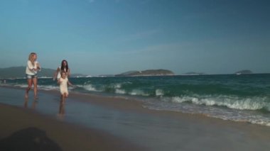 Beach, Güney Çin Denizi boyunca, Yalong Bay yavaş hareket hisse senedi görüntüleri video çalışan iki kızı ile mutlu anne