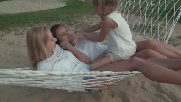 Happy family monta emocionalmente em imagens de estoque de rede de vídeo — Vídeo de Stock