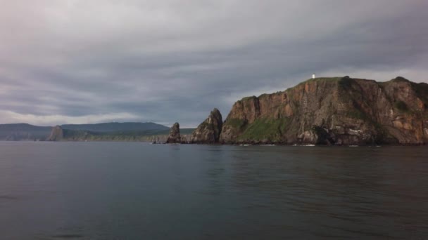 Die südöstliche Küste der Halbinsel Kamtschatka wird von Gewässern des Pazifischen Ozeans umspült. — Stockvideo
