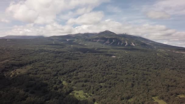 Réserve naturelle de Kronotsky sur la péninsule du Kamchatka. Vue de la vidéo du stock de l'hélicoptère — Video