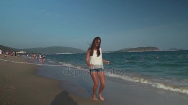 Beach, Güney Çin Denizi boyunca, Yalong Bay yavaş hareket hisse senedi görüntüleri video kaçan mutlu genç kız