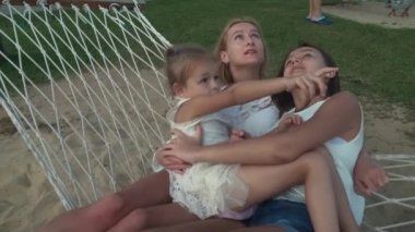 Mutlu aile, duygusal olarak hamak stok görüntüleri video rides