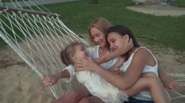 Hamak yavaş hareket hisse senedi görüntüleri video stok görüntüleri içinde video sallanan kızı mutlu anne