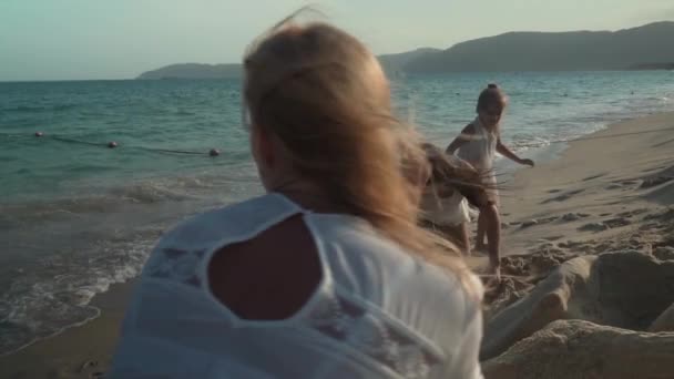 幸せな母と娘南シナ海スローモーション ストック映像ビデオのビーチで砂の城を構築します。 — ストック動画