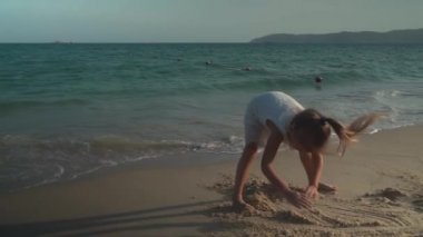 Mutlu anne ve kızları beach Güney Çin Denizi yavaş hareket hisse senedi görüntüleri kum üzerinde video boya vardır