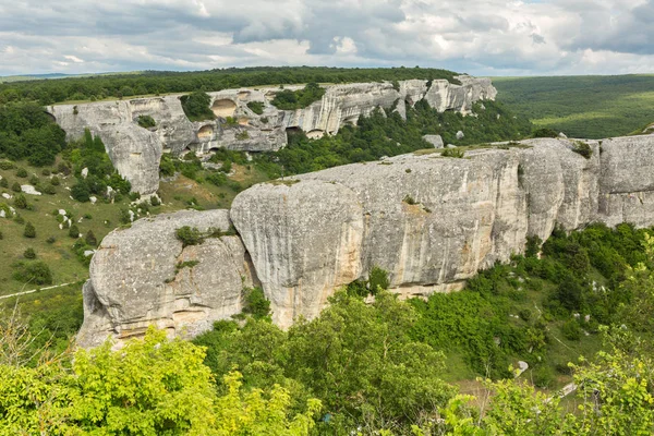 Όμορφη θέα από ψηλά στο σπήλαιο πόλης Εσκί-Κερμέν στην Κριμαία — Φωτογραφία Αρχείου