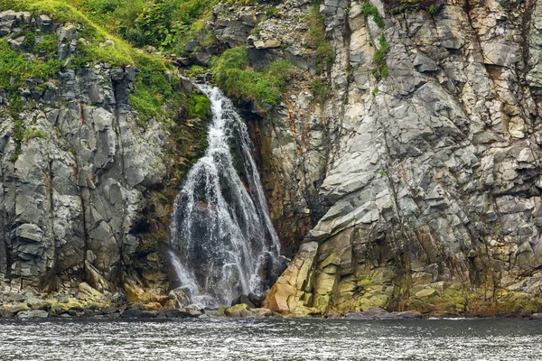 Водопад в Русской бухте в юго-западной части Авачинского залива Тихого океана — стоковое фото