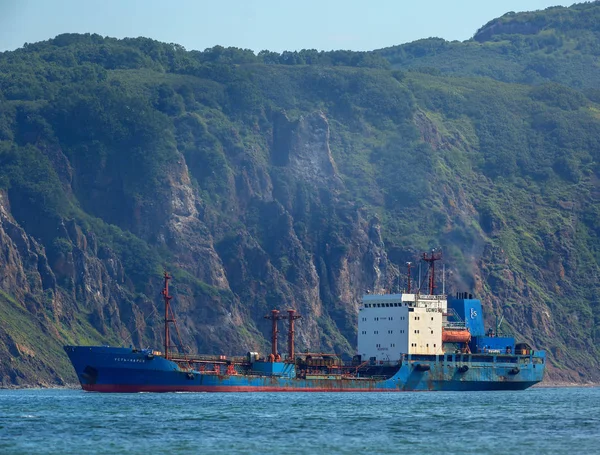 Cargo tanker Ust-Karsk vicino alla costa di Kamchatka . — Foto Stock