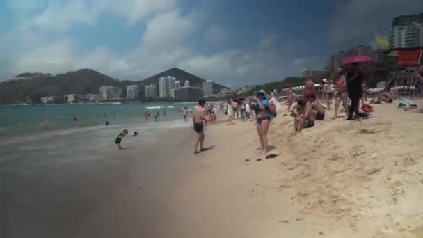 Playa llena de gente de Dadonghai en la isla turística de Hainan en un video de imágenes de un día de aguas termales — Vídeos de Stock