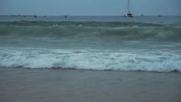 Grote golven van de Zuid-Chinese Zee op Dadonghai beach in de vroege ochtend stock footage video — Stockvideo