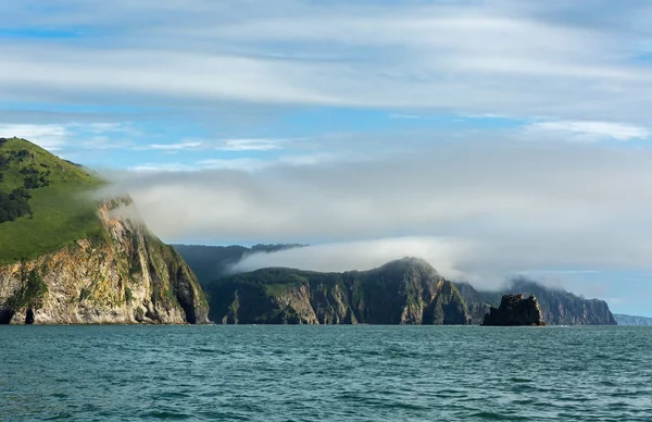 Bella costa di Kamchatka in nuvole — Foto Stock