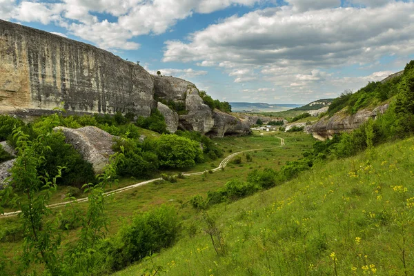 Σπήλαιο πόλη στην κοιλάδα του Cherkez-Κερμέν, Κριμαία — Φωτογραφία Αρχείου