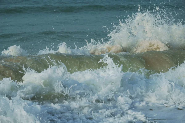 Belles vagues de la mer de Chine méridionale sur la plage de Dadonghai . — Photo