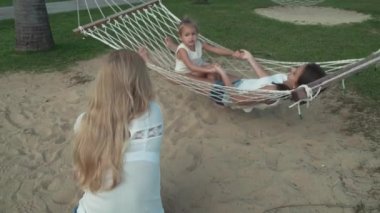 Mutlu anne kızları hamak yavaş hareket hisse senedi görüntüleri video sallıyor