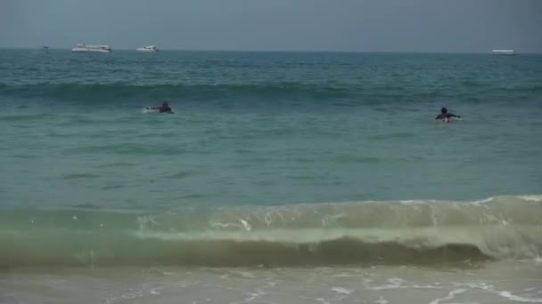 Surfare lära att erövra de stora vågorna av Sydkinesiska havet på Dadonghai Beach arkivfilmer video — Stockvideo