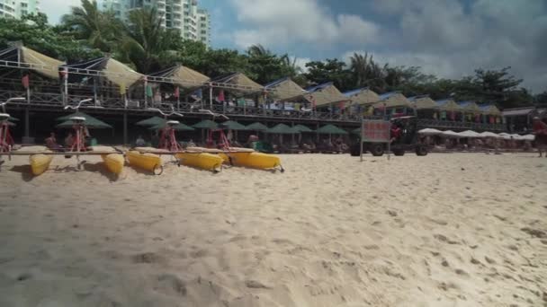 Servicio de rescate buggy supervisa la seguridad de las personas en la playa de Dadonghai material de archivo de vídeo — Vídeo de stock