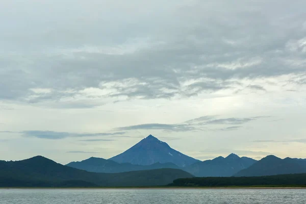 Baia di Avacha e stratovolcano Vilyuchinsky . — Foto Stock