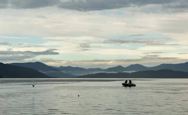 Los cazadores furtivos en barco a motor recogen las capturas en la bahía de Avacha . —  Fotos de Stock
