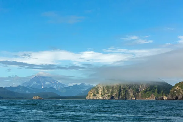 Bahía de Avacha y estratovolcán Vilyuchinsky . —  Fotos de Stock