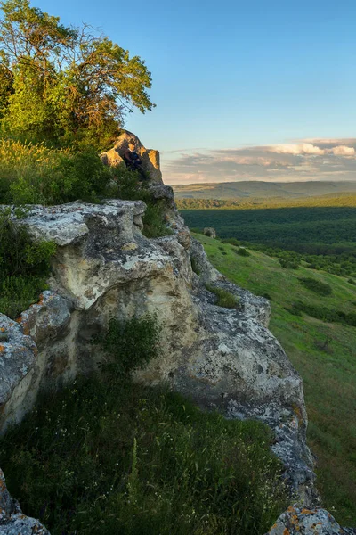 Turista en el trono de piedra en la cima de la ciudad de la Cueva Bakla en Bakhchysarai Raion —  Fotos de Stock