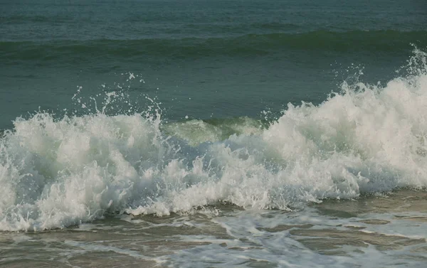 Belas ondas do Mar do Sul da China na praia de Dadonghai . — Fotografia de Stock