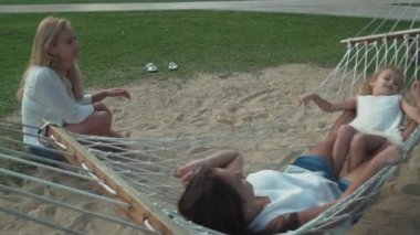 Mutlu anne kızları hamak yavaş hareket hisse senedi görüntüleri video sallıyor