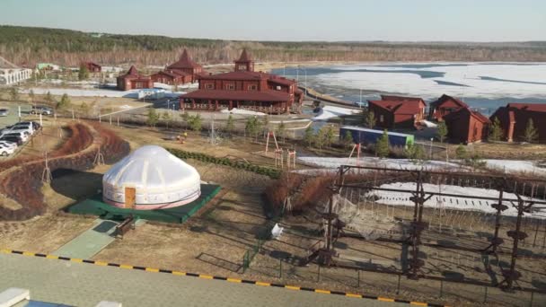 Panorama du territoire de l'hôtel Rixos et le lac Schuchye dans le parc national Burabay stock footage video — Video