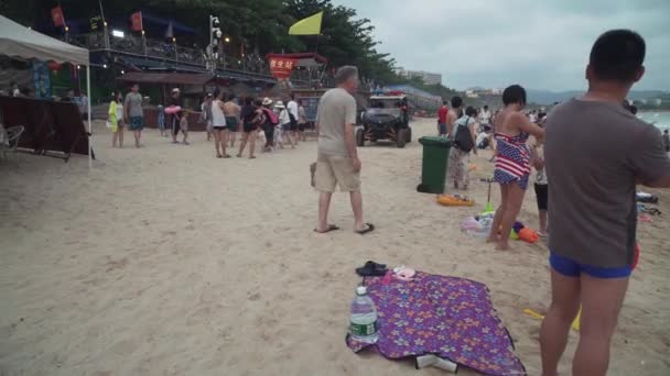 Servicio de rescate buggy supervisa la seguridad de las personas en la playa de Dadonghai material de archivo de vídeo — Vídeo de stock