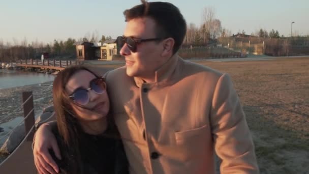 Frozen pero feliz pareja en el amor camina a lo largo de cámara lenta frente al mar archivo de vídeo — Vídeos de Stock