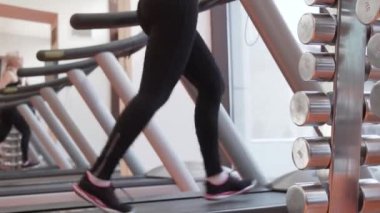 Bir koşu bandı spor salonu stok görüntüleri video içinde genç kız trenler