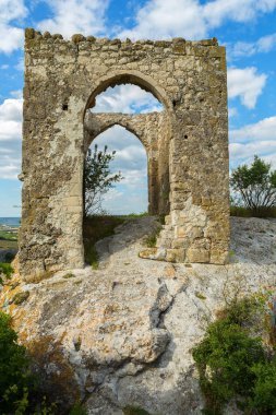 Tapshan Yaylası Cave City Cherkez Kermen Valley, Crimea, kapıda