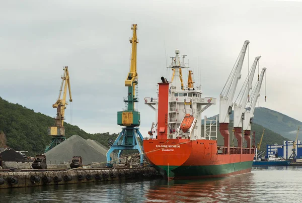 Суховантажне судно Володимир Myasnikov та портовими кранами в Ава́ча Bay. — стокове фото