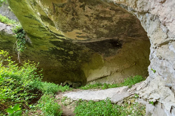 La primavera cerca de la roca de la Cueva la Ciudad en el Valle Cherkez-Kermen, la Crimea —  Fotos de Stock