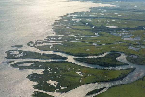 Побережье Камчатского полуострова перерезано водными артериями Тихого океана. Вид с самолета . — стоковое фото