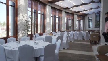 Kız adamla restorana geldi ve tablo hisse senedi görüntülere video oturdu