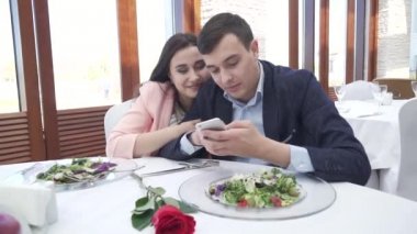 Bir iphone stok görüntüleri video sosyal ağlarda gözatma restoranda aşık Çift