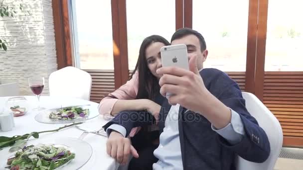 Ζευγάρι στην αγάπη, στο εστιατόριο κάνει selfie στο iphone πλάνα βίντεο — Αρχείο Βίντεο