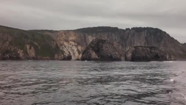 Юго-восточное побережье Камчатского полуострова омывается водами Тихого океана — стоковое видео