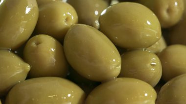 Büyük parlak yeşil zeytin makro arka plan