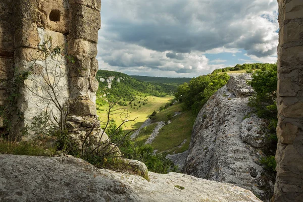 Tor auf dem Hügel der Höhlenstadt im Cherkez-Kermen-Tal, Krim — Stockfoto