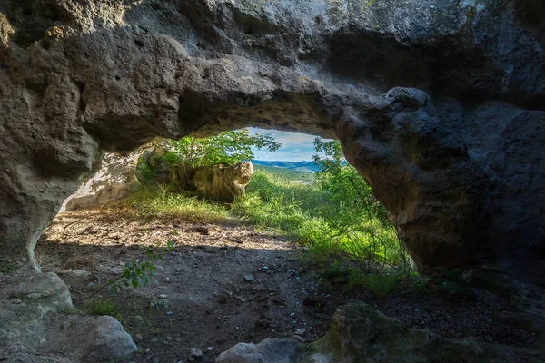 Rovine storiche di abitazioni nella città grotta Bakla in Bakhchysarai Raion, Crimea . — Foto Stock
