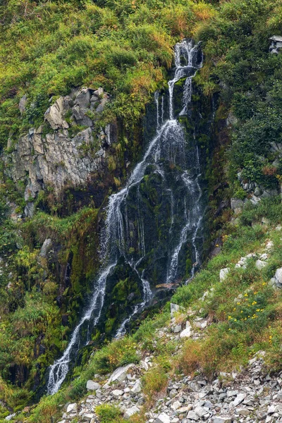 Cascada en la bahía Russkaya en la parte suroeste del golfo de Avacha del océano Pacífico — Foto de Stock