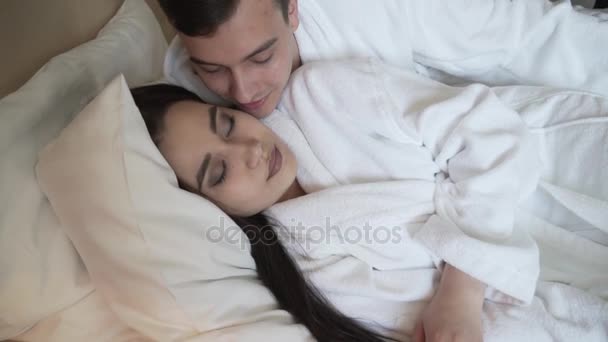 Man geeft zijn slapende meisje rood rose en zij kussen slowmotion stock footage video — Stockvideo