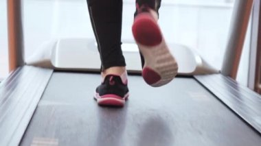 Bir koşu bandı spor salonu yavaş hareket hisse senedi görüntüleri video içinde genç kız trenler