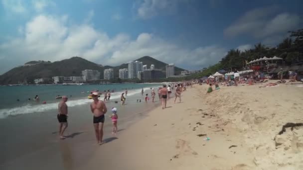 Γεμάτο παραλία του Dadonghai για το τουριστικό νησί της Hainan σε ένα ζεστό άνοιξη ημέρα στοκ πλάνα βίντεο — Αρχείο Βίντεο